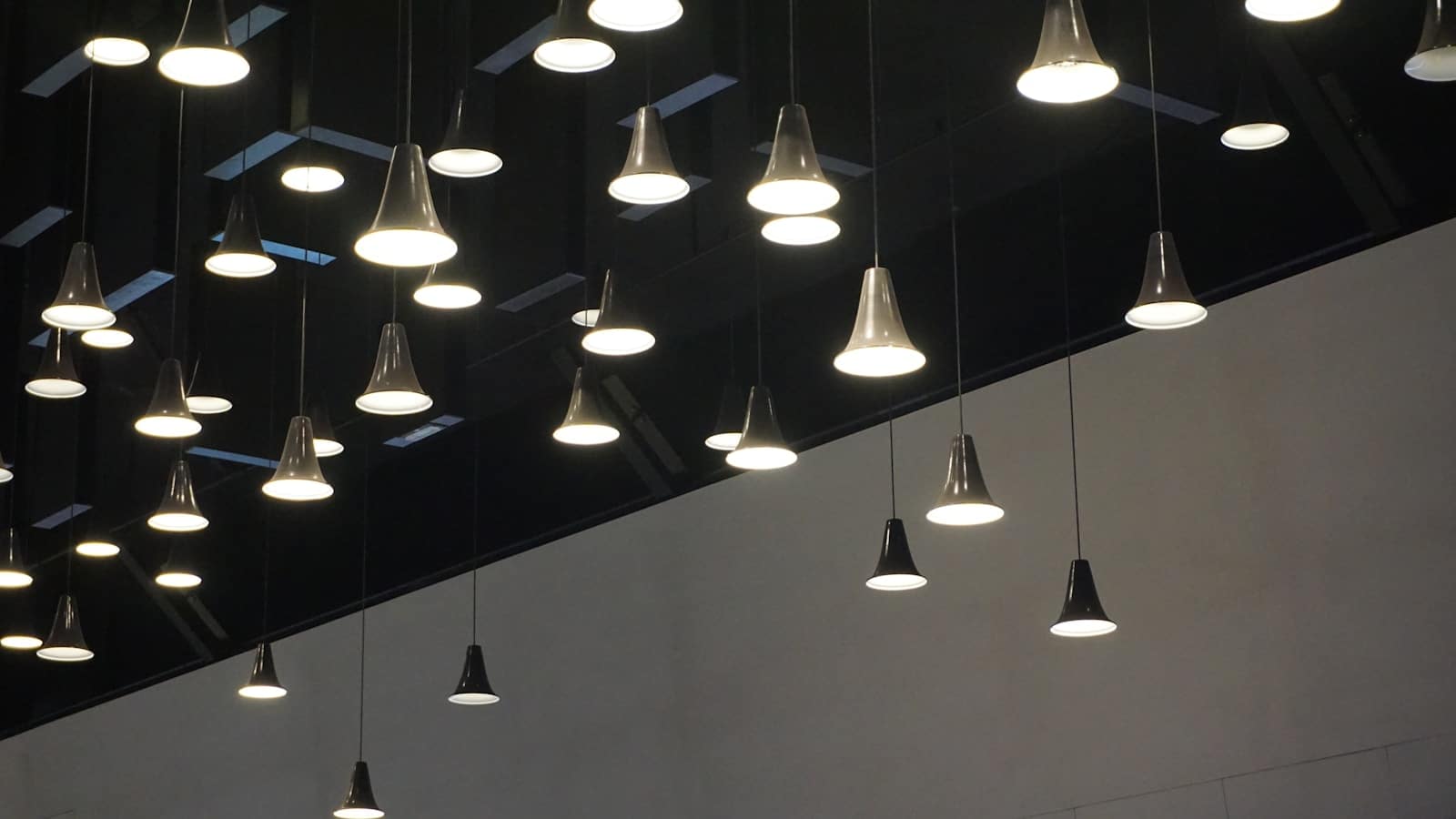 a bunch of lights that are hanging from a ceiling