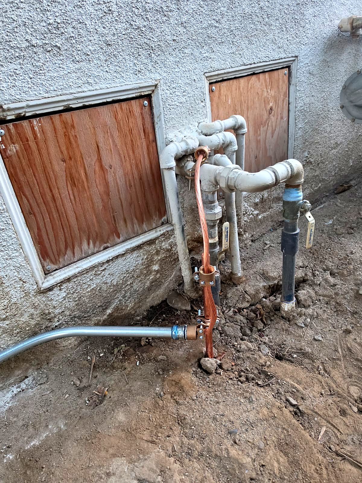 Bonding conductor clamped to a water pipe